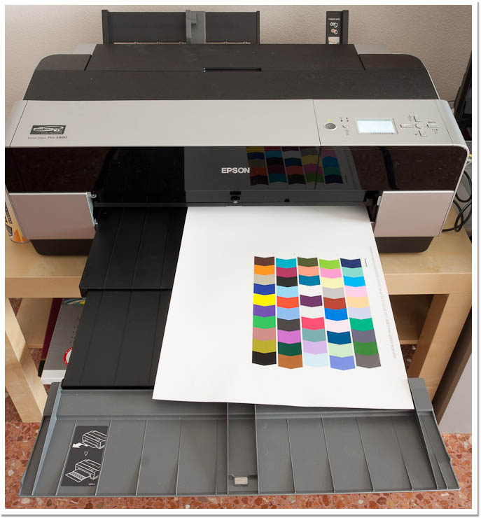 Impresora imprimiendo la primera hoja de muestras con el X-Rite Colormunki